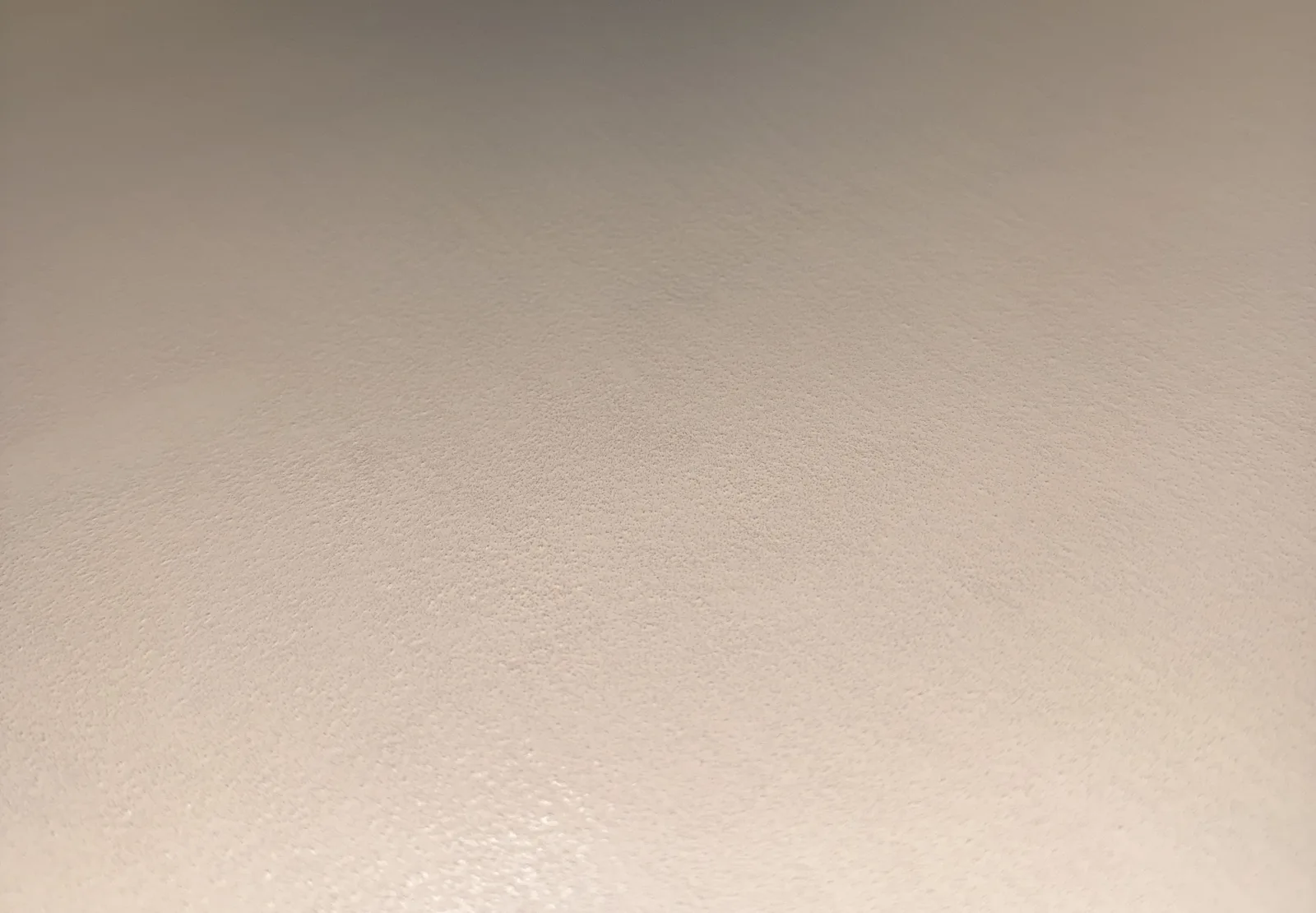 Close-up van een lichte, matte microcement vloer