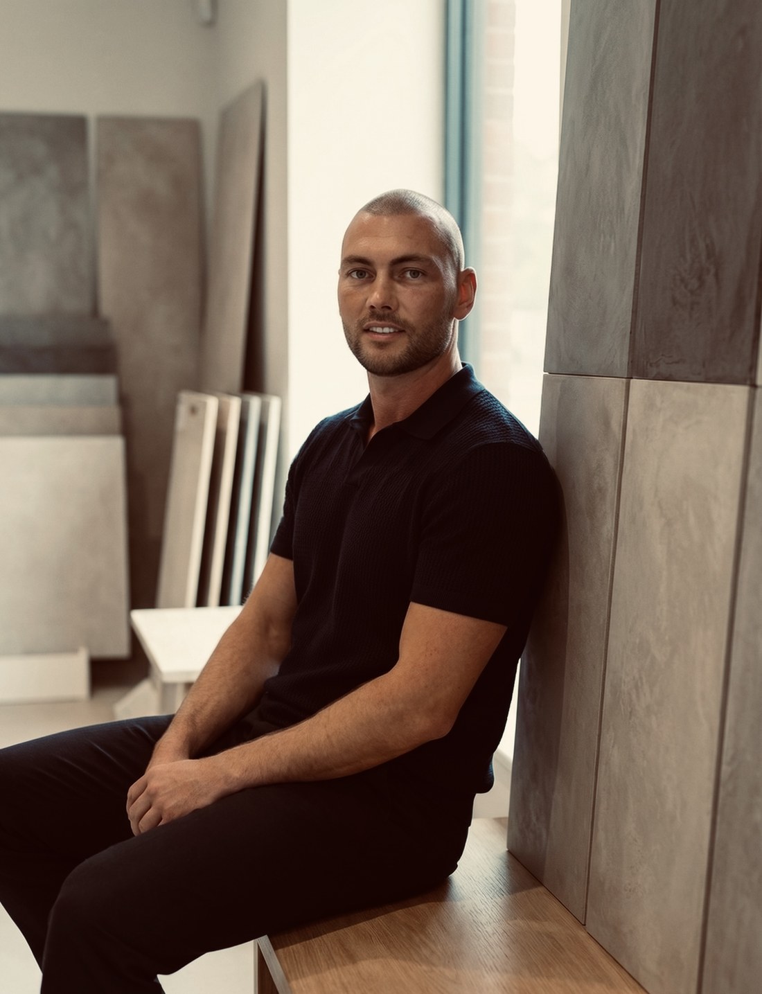 Tim van Gulik, de microcement-vakman achter Casapietra, in zijn atelier in Lexmond