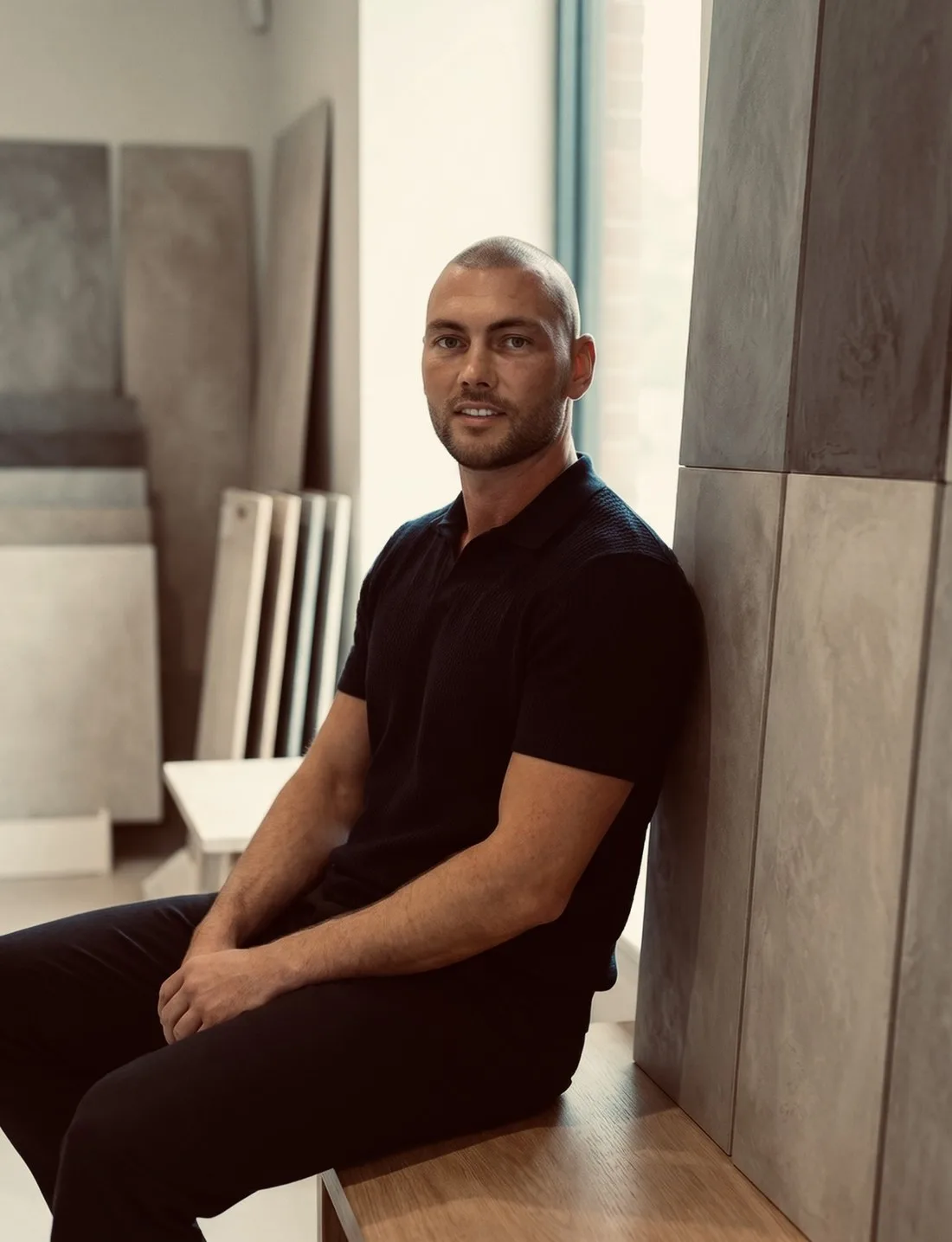 Tim van Gulik, de microcement-vakman achter Casapietra, in zijn atelier in Lexmond